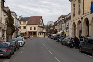 La-Roche-Guyon, Fransa-09.03.2025 La Roche-Guyon 'un sakin cazibesini keşfedin, ilginç dükkanların hareketli caddeleri sıraladığı, zengin tarihini ve kültürünü keşfetmek isteyen ziyaretçiler..