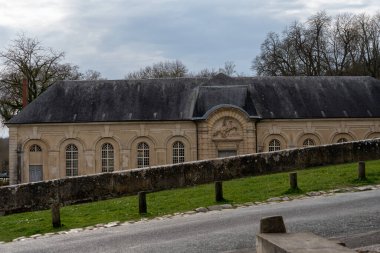 La-Roche-Guyon, Fransa-09.03.2025 La Roche-Guyon 'un tarihi binası çok zarif mimari eserlerini sergiliyor..
