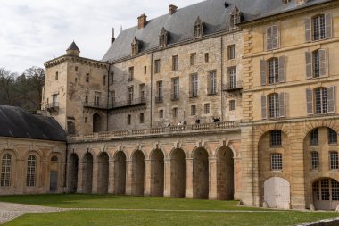 La-Roche-Guyon, Fransa-09.03.2025 Ziyaretçiler, Frances Pontoise bölgesindeki büyüleyici bir komün olan La Roche-Guyon 'un büyüleyici taş yapılarına hayran kaldılar..