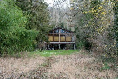 La-Roche-Guyon, Fransa-09.03.2025 La Roche-Guyon 'un göbeğinde çarpıcı bir ahşap yapı, canlı bir doğal ortam, coşkulu bir sükunet ve mimari zarafet içinde yükselir..