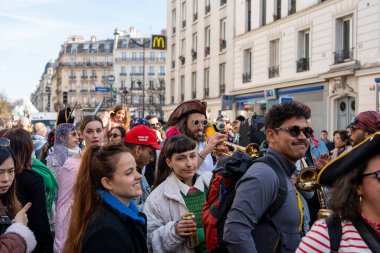 Paris, Fransa-02-03-2025 Kalabalıklar Paris Karnavalı 2025 'te toplandı. Festival kostümleri, enerjik gruplar ve neşeli kahkahalar şehri bir yaşam ve kültür kutlamasına dönüştürüyor..