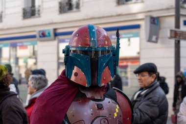 Paris, Fransa, Fransa-02-03-2025 2025 Paris 'te 2025 Karnavalı sırasında katılımcılar eğlenceli kostümler giyer, tarihi ve modernliği harmanlayarak heyecan dolu şehir sokaklarında geçit yaparlar..