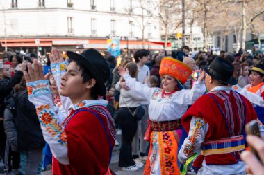 Paris, Fransa-02-03-2025 Karnaval 2025 için Paris 'te toplandı. Geleneksel kostümlü dansçılar coşkulu gösteriler ve ritmik ritimlerle kültürü kutluyorlar..