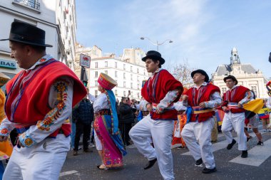 Paris, Fransa-02-03-2025 Karnaval dansçıları Paris sokaklarında geçit töreni yaparken heyecan verici kostümler ve kültür ve birliği kutlayan enerjik hareketler sergiliyorlar..