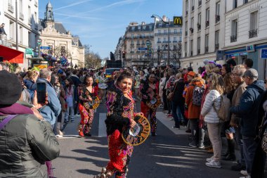 Paris, Fransa, Fransa-02-03-2025 Şovu sırasında Paris 'in göbeğinde coşkulu bir izleyici kitlesine gösteriş yapan çarpıcı giyinmiş dansçılar yeteneklerini ve enerjilerini sergiliyorlar..