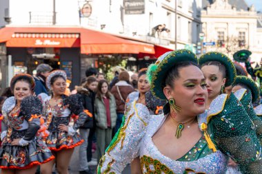Paris, Fransa-02-03-2025 Şenlik dansçıları büyüleyici kostümlerini ve büyüleyici hareketlerini güneşli bir günde sokaklara neşe ve enerji saçarak 2025 Paris Karnavalı 'nda sergiliyorlar..