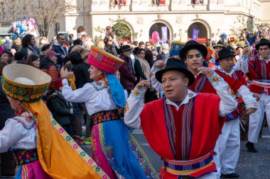 Paris, Fransa-02-03-2025 Kalabalığı, canlı kostümler ve zengin kültürel gelenekleri sergileyen 2025 Karnavalı 'ndaki canlı dans gösterilerine tanıklık etmek için Paris' te toplandı..