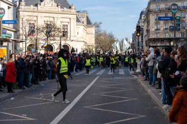Paris, Fransa-02-03-2025 Paris 'in canlı sokaklarında, 2025 Karnavalı renkli kostümler, coşkulu katılımcılar ve neşeli atmosferin keyfini çıkaran neşeli kalabalıkları bir araya getiriyor..