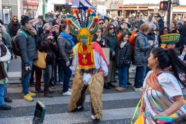 Paris, Fransa-02-03-2025 katılımcıları maskelerini ve kostümlerini takıp 2025 Paris Karnavalı boyunca neşeli bir kalabalık önünde dans ederek sokakları enerji ve heyecanla dolduruyor..
