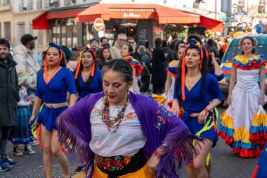 Paris, Fransa-02-03-2025 katılımcıları Paris Karnavalı 2025 'i kutladılar, geleneksel kostümler ve canlı danslar sergilediler, sokakları coşkulu bir kalabalığın ortasında enerji ve kültür gururuyla doldurdular..