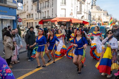 Paris, Fransa-02-03-2025 Paris Karnavalı 2025 'te, parlak kostümlü dansçılar kültürel çeşitliliği kutluyor, hareketli sokaklar boyunca hareketli ritimler ve tebessümlerle izleyicileri kendine çekiyor..