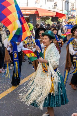 Paris, Fransa-02-03-2025 Enerji katılımcıları 2025 yılının başlarındaki canlı Paris Karnavalı sırasında renkli kıyafetler ve bayraklar sergilediler..