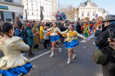 Paris, Fransa-02-03-2025 Renkli dansçılar 2025 karnavalında Paris sokaklarına enerji getirirler, coşkulu performansları ve parlak kostümleriyle dinleyicileri büyülerler..