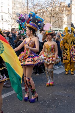 Paris, Fransa-02-03-2025 Şenlik dansçıları 2025 Karnavalı boyunca Paris sokaklarında gösteriş yaparak kültürel çeşitlilik ve enerjik performanslar sergilediler..