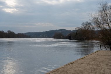 Alacakaranlık çökerken La Roche-Guyon 'daki Seine Nehri' nde hafif dalgalar dans ediyor. Manzara ve etrafındaki tepeler huzur içinde..