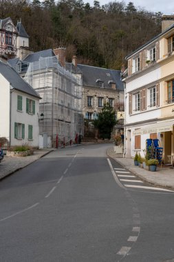 La-Roche-Guyon, Fransa-09.03.2025 La Roche-Guyon 'un sakin sokaklarını keşfetmek modern inşaatla yan yana gelen büyüleyici mimariyi gözler önüne seriyor..