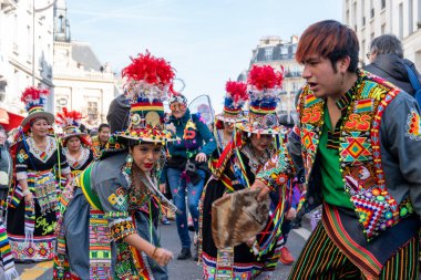 Paris, Fransa-02-03-2025 Renkli sanatçılar Paris Karnavalı 2025 sokaklarında dans ederek geleneksel kıyafetlerini ve canlı müziğini sergileyerek kutlamaları canlandırıyorlar..