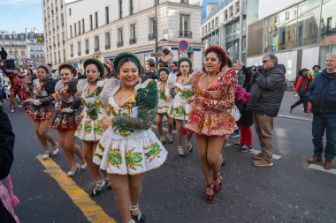 Paris, Fransa-02-03-2025 Paris 'in göbeğinde, karnavalcılar 2025 şenlikleri boyunca hareketli caddelerde neşeyle dans ederek enerji ve geleneği somutlaştırıyorlar..