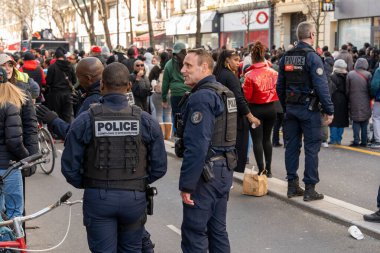 Kolluk kuvvetleri katılımcı ve seyirci kalabalığını denetleyerek şehirde canlı bir atmosfer yaratarak sohbete girişiyor..