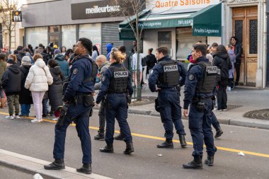 Polis memurları, hareketli bir şehir bölgesinde hareketli bir öğleden sonra canlı bir etkinlik sırasında kalabalığı izlemek için sıraya girdiler..