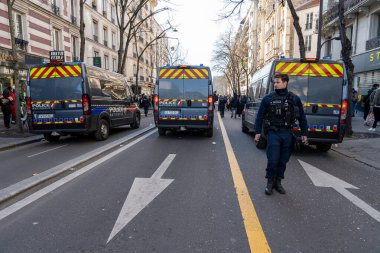 Kanun uygulayıcılar, göstericiler bir araya gelerek şehrin enerjisini ve hareketli arkaplanını gösterirken, ilgili herkesin güvenliğini sağlarken düzeni koruyorlar..