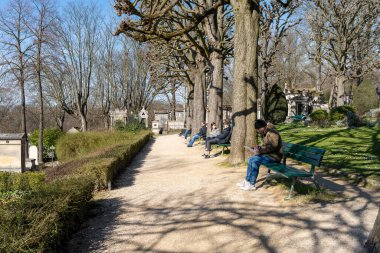 Paris, Fransa-02-03-2025 Huzurlu Gezginler ve Sükunet Avcıları Pere Lachaise 'de huzurlu bir öğleden sonranın tadını çıkarın..