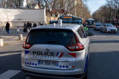Yetkililer hareketli bir şehirde, yayalar günlük rutinlerini bir ulaşım zeminine karşı sürdürürken halkın güvenliğini sağlamak için tetikte bekliyorlar..