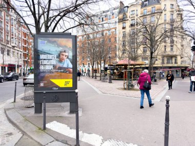 Paris, Fransa-26-02-2025 Eğitim reformu için canlı bir reklam, Paris 'te bir kış günü yayaların dikkatlerini çekiyor..