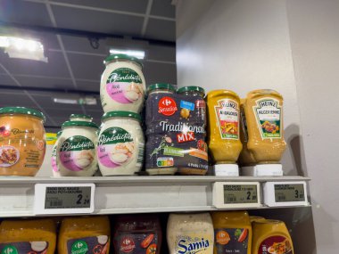 Paris, Fransa-02-03-2025 Rafları, hem yerel hem de küresel markaların yer aldığı, aşçılık meraklıları için cazip bir seçim yaratan canlı çeşitlilikte soslar sergiliyor..
