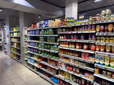 Paris, Fransa-02-03-2025 Müşteriler renkli kavanozlar, soslar, abur cuburlar ve içeceklerle dolu koridorları keşfedebilir ve canlı bir yemek hazırlama ve mutfak macerası atmosferi yaratabilirler..