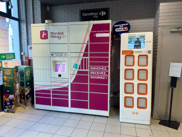 Paris, Fransa-02-03-2025 işlek bir bakkalda müşterilerin teslimatlarını kolayca alabilmeleri için renkli paket dolapları hazır bekliyor..