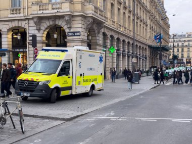 Bir acil tıbbi ekip, Paris 'in hareketli sokaklarında sehir yasaminin enerjisini ve aciliyetini yakalayan bir çagri aliyor..