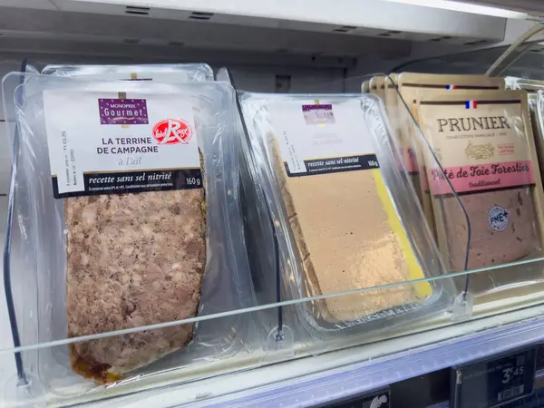 Paris, Fransa-07-03-2025 sıralı teraslar güneşli bir öğleden sonra bir markette ambalaj, sanatsal tatlar ve eşsiz dokular sergilemek için düzenli olarak düzenlenmiştir..