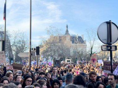 Paris, Fransa-08-03-2025 Eylemciler sokakları dolduruyor, pankart sallıyor ve tarihi binalar ve açık gökyüzü karşısında eşitlik ve adalet talep ediyorlar..