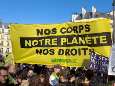 Paris, Fransa-08-03-2025 Eylemciler, açık mavi gökyüzü altında iklim adaleti ve insan haklarını savunan cesur pankartlar taşıyarak şehrin kalbinde tutkuyla toplandılar..