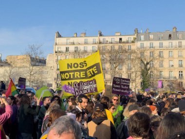 Paris, Fransa-08-03-2025 Paris 'in göbeğinde, çeşitli bir kalabalık açık ve güneşli bir günde eşitlik ve sosyal adaleti tutkuyla savunan renkli pankartlar altında birleşiyor..