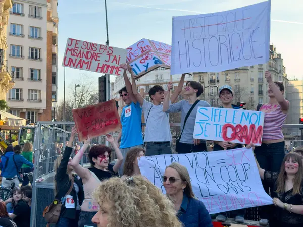 Paris, Fransa-08-03-2025 Eylemciler değişim için Paris 'te toplandılar ve protesto sırasında daha canlı işaretlerle daha iyi bir gelecek için umutlarını dile getirdiler..