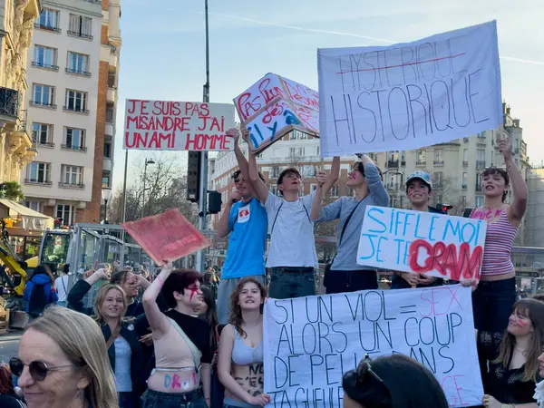 Paris, Fransa-08-03-2025 Kalabalıklar, kadın düşmanlığı ve şiddete karşı cesur tabelalar taşıyan cinsiyet eşitliğini destekleyen coşkulu bir protesto için Paris 'te toplandılar..
