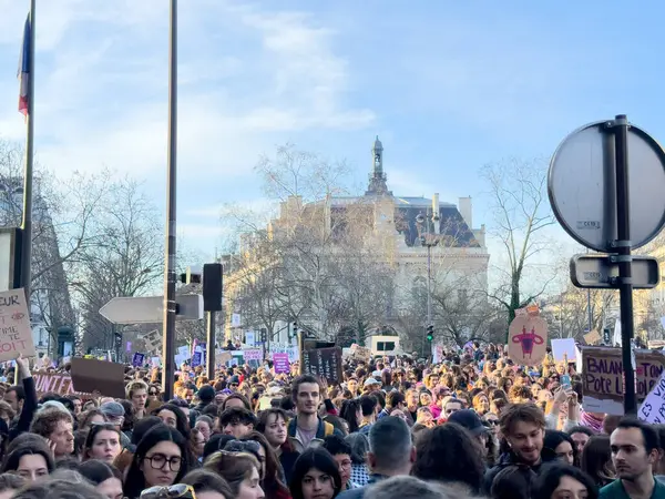 Paris, Fransa-08-03-2025 Eylemciler sokakları dolduruyor, pankart sallıyor ve tarihi binalar ve açık gökyüzü karşısında eşitlik ve adalet talep ediyorlar..