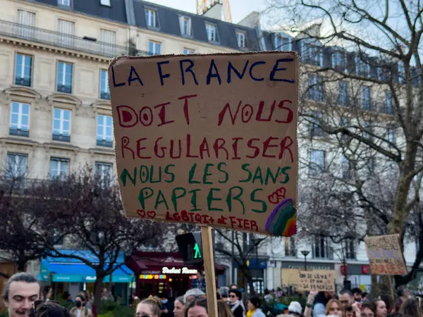 Paris, Fransa-08-03-2025 Halk Paris 'te toplandı. Tutkulu protestocular, göçmen haklarını savunan pankartlar taşıyarak, herkes için yasallaşma ve eşitlik gereğini vurguladılar..