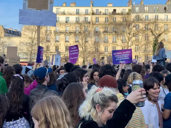 Paris, Fransa-08-03-2025 Canlı protestocular Paris sokaklarını doldurdu, ellerinde parlak gökyüzüne karşı renkli pankartlar ve afişler tutarak sosyal değişim taleplerini tutkuyla dile getirdiler..