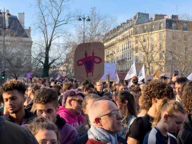 Paris, Fransa-08-03-2025 Değişik bir grup, güçlü güç ve dayanışma mesajları içeren renkli işaretlerle kadın haklarını savunmak için tutkuyla Paris 'te toplandı.