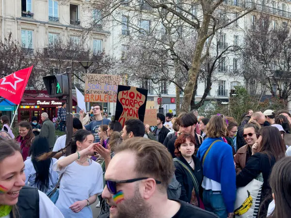 Paris, Fransa-08-03-2025 katılımcıları gurur ve eşitliğe olan desteklerini coşkuyla dile getiriyorlar, renkli pankartlar ve pankartlarla süslenmiş Paris 'in canlı sokaklarında yürüyorlar..