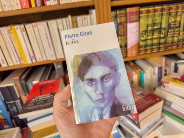 Villennes-sur-Seine, Fransa-12-03-2025 Bir el Kafka 'nın canlı bir biyografisini tutuyor, edebi hazinelerle dolu renkli kitaplıklar, keşif ve keşiflere davetiye çıkarıyor..