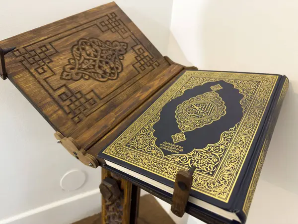Villennes-sur-Seine, Fransa-12-03-2025 Çok güzel detaylandırılmış ahşap bir büfe, karmaşık bir şekilde tasarlanmış bir Kur 'an barındırıyor, okuyucuları sakin bir uzayda bir yansıma ve barış anına davet ediyor..