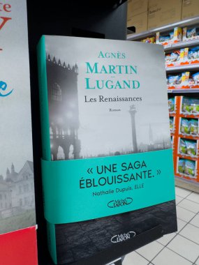 Paris, Fransa-16-03-2025 Les Rennaissances adlı büyüleyici bir kitap rafta sergilenmektedir..