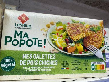 Paris, Fransa-16-03-2025 sağlıklı malzemelerden yapılan renkli nohut köfteleri, hareketli bir pazarda cazip bir şekilde sunuluyor ve sağlıklı beslenmeye odaklanıyor..