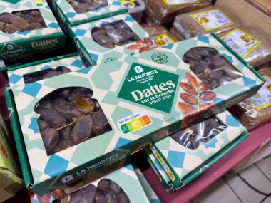 Paris, Fransa-16-03-2025 Fas tarihlerinin renkli bir çeşidi göz alıcı bir pakette sergileniyor. Yerel pazarların özünü yakalıyor ve ziyaretçileri tatlılıkları ve lezzetleriyle cezbediyor..