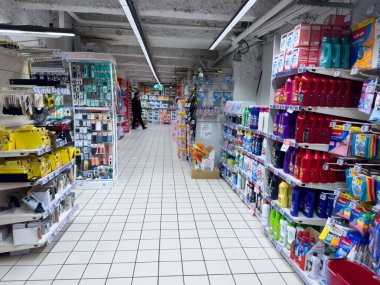 Paris, Fransa-16-03-2025 Alışverişçiler her iki tarafta renkli kişisel bakım ürünleriyle çevrili canlı bir süpermarket koridorunda gezinerek davetkar bir atmosfer yaratıyorlar..