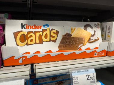 Villennes-sur-Seine, Fransa-01.03.2025 Renkli bir Kinder Kartı paketi çift katmanlı çikolata tabakalarını sergiliyor..